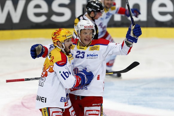 Klotens Topscorer Denis Hollenstein, links, jubelt nach seinem Tor zum 0-3 mit Teamkollege Tommi Santala, im Eishockey Meisterschaftsspiel der National League A zwischen dem SC Bern und dem EHC Kloten ...