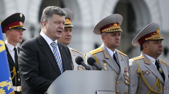 Der Oberbefehlshaber (rechts) und Präsident Petro Poroschenko demonstrieren ihre Macht in Kiew.