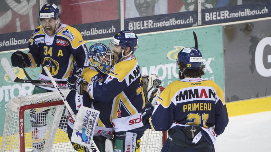 Langenthals Claudio Cadonau, Goalie Marco Mathis, Philipp Rytz, Josh Primeau, von links, jubeln nach dem fuenften Playoff-Finalspiel der National League B zwischen dem SC Langenthal und dem SC Rappers ...