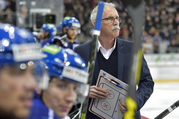 Der Bieler Trainer Mike McNamara waehrend seines Coachings beim Eishockeyspiel der National League A zwischen dem EHC Biel und dem HC Lugano am Freitag, 18. November 2016 in der Tissot Arena in Biel.  ...