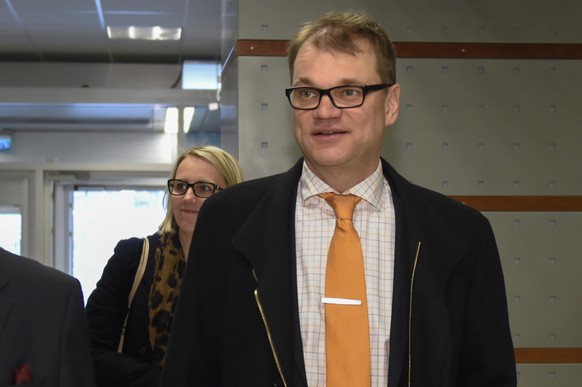epa04707578 Centre Party leader Juha Sipilä arriving to the Finnish Broadcasting Company studios to attend a election debate in Helsinki, Finland 16 April 2015. EPA/MARKKU OJALA FINLAND OUT