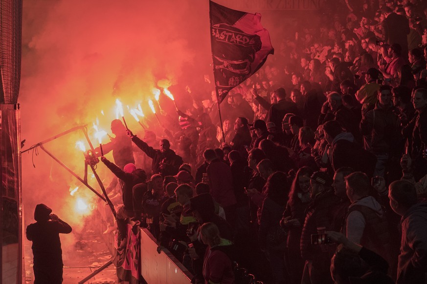 Rund 7000 Zuschauer feiern den 15. Schweizermeistertitel nach dem sechsten Playoff-Final Spiel der National League A zwischen dem EV Zug und dem SC Bern am Montag, 17. April 2017 in der PostFinance Ar ...