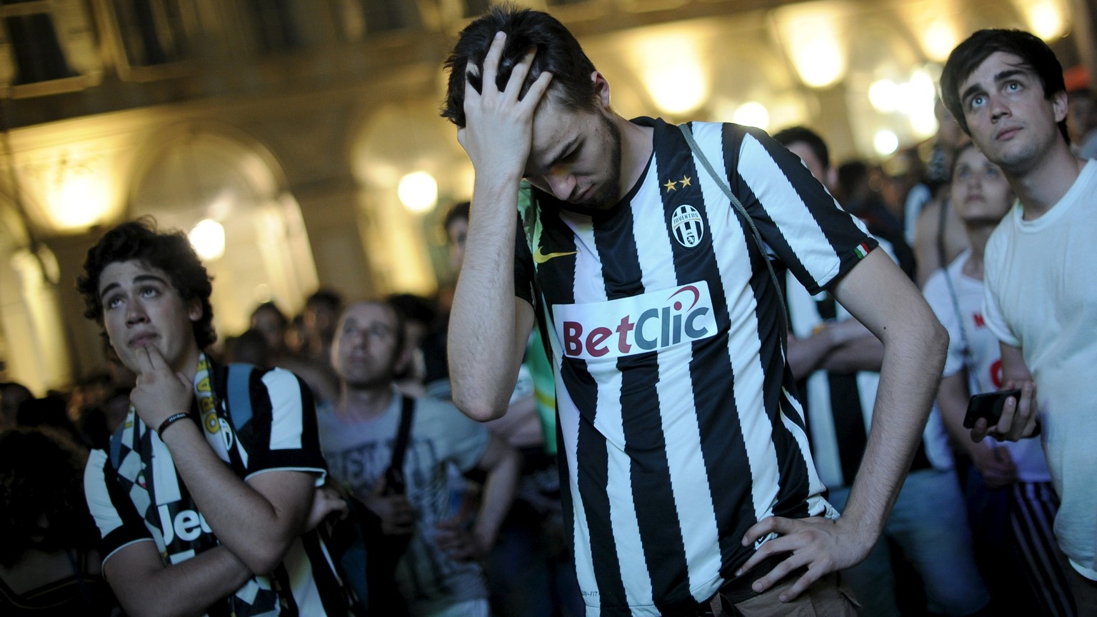 Juventus fans react at the end of their Champions League final match against Barcelona as they watch a live telecast, in Turin June 6, 2015. Barcelona won the Champions league final match.
REUTERS/Gio ...