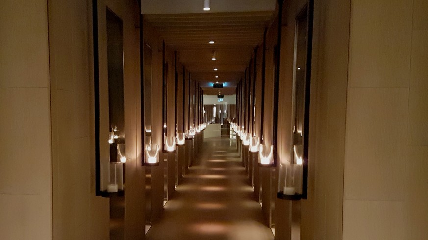 Der Gruselkorridor mit der Kerzen-Allee und den ausgestellten Tierkadavern hinter den Fenstern (zum Glück hier nicht im Bild).