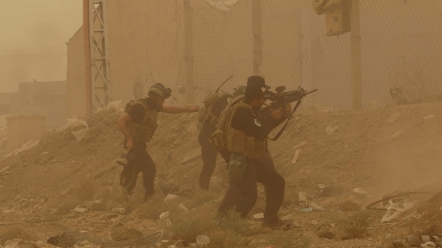 Spezialeinheiten verteidigen sich gegen IS-Angriffe.&nbsp;