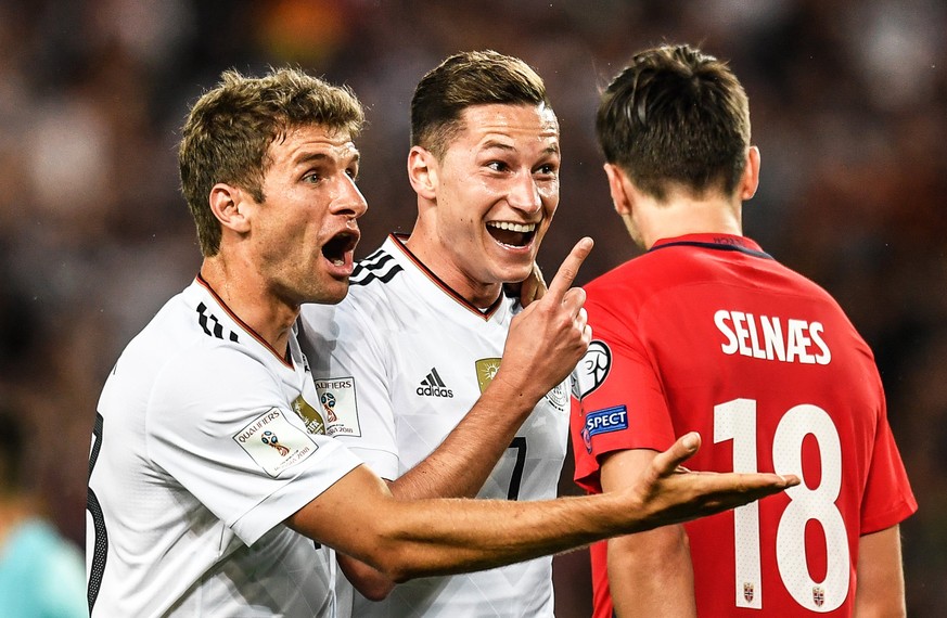 epa06183960 Germany&#039;s Julian Draxler (C) celebrates with his teammate Thomas Mueller (L) after scoring the 2-0 lead during the FIFA World Cup 2018 qualifying soccer match between Germany and Norw ...