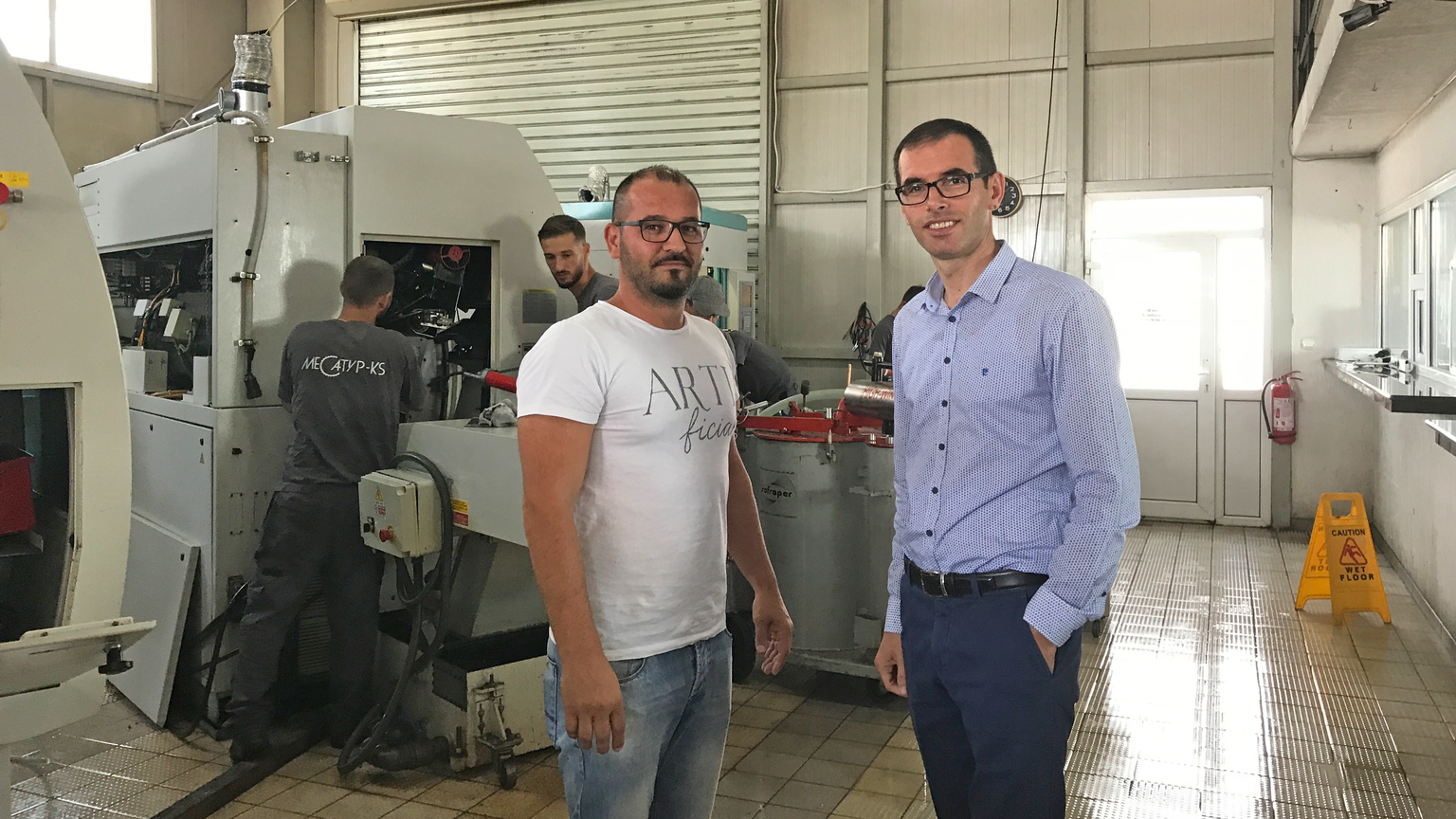 «Wer immer nur abgwägt, was alles schiefgehen kann, macht nie etwas im Leben»: Enver Haliti (rechts) und Avni Beqiraj in der Produktionshalle der Mecatyp KS in Ferizaj.
