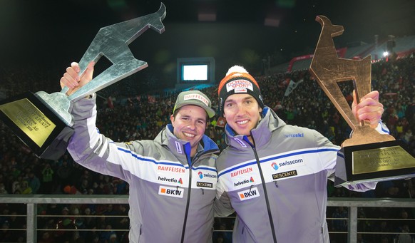 Beat Feuz und Carlo Janka präsentieren ihre Trophäen.