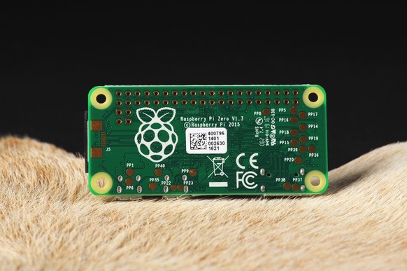 Der winzige PC für schlappe fünf Franken ist das ideale Geschenk für kleine Bastler und Tüftler. Der Pi Zero kommt mit einem Anschluss für Micro-SD-Karten, Mini-HDMI, zwei Micro-USB-Ports, 512 MB RAM  ...