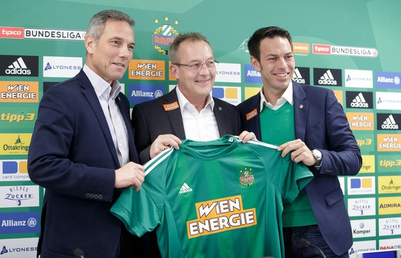 Rapid-Praesident Michael Krammer, der neue Rapid-Sportdirektor Fredy Bickel und Wirtschaftsvorstand Christoph Peschek am Sonntag, 11. Dezember 2016, während einer PK von SK Rapid Wien. (KEYSTONE/APA/G ...