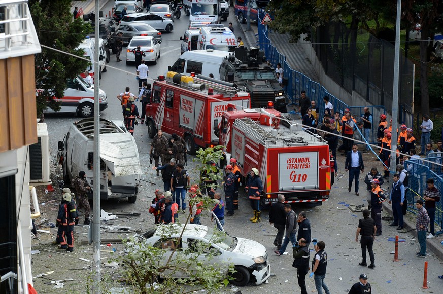 Firefighters and members of police special forces are seen at the blast scene in Istanbul, Turkey, October 6, 2016. Ihlas News Agency/Ismail Coskun/via REUTERS ATTENTION EDITORS - THIS PICTURE WAS PRO ...