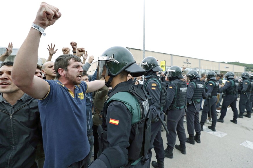 epa06238267 Officers of the Guardia Civil national police stand outside a polling center set at Sant Julia Sports Center in Barcelona, Catalonia, northeastern Spain, 01 October 2017. Spanish National  ...