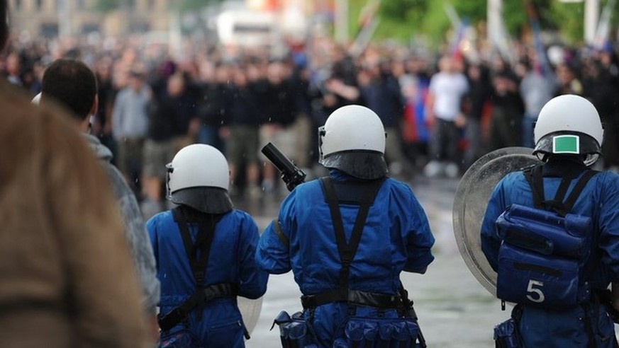 Hooligans und Polizei auf Konfrontationskurs. (Symbolbild)