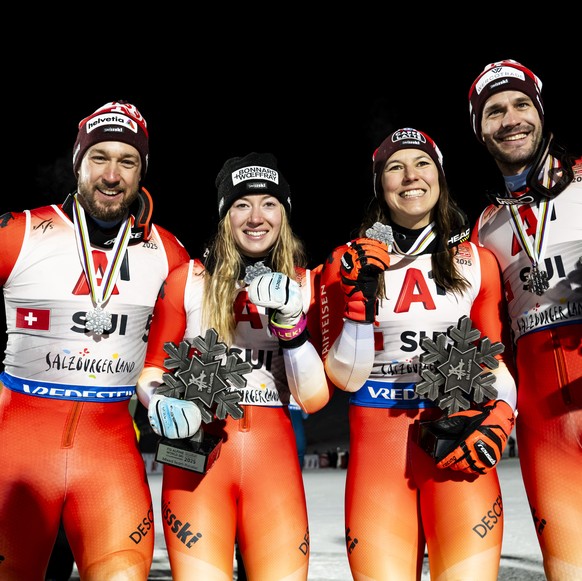 Nachrichten Linkding Silver medalists Luca Aerni, Delphine Darbellay, Wendy Holdener and Thomas Tumler of Switzerland, from left to right, pose during the medals ceremony after the big final against team of Italy at the 2 ...