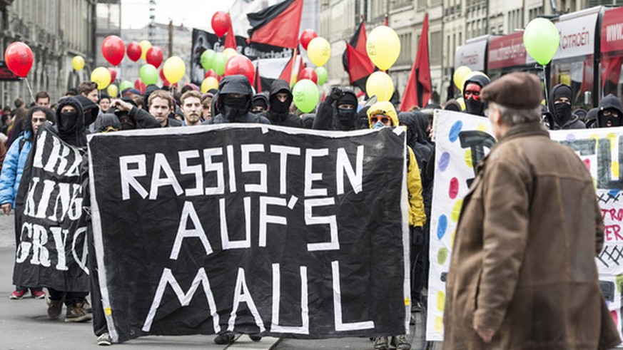 Personen demonstrieren gegen Rassismus am Samstag, 1. Maerz 2014, in Bern. Die Kundgebung, organisiert im Umfeld der Reithalle Bern, fand im Vorfeld aber unabhaengig von der grossen Demonstration gege ...