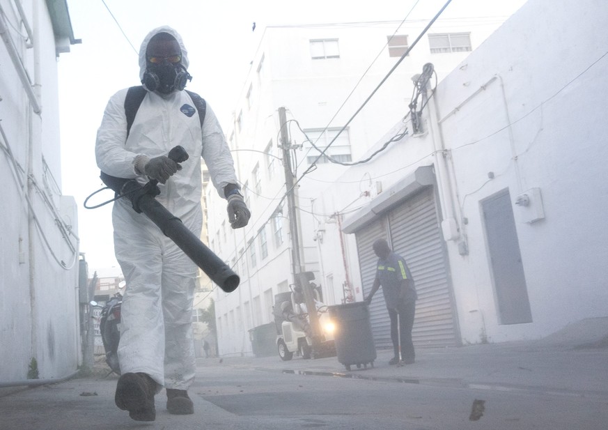 epa05498972 Municipal City of Miami workers clean the streets in Miami Beach, Florida, USA, 19 August 2016, as a method to control the spread of mosquitoes. Local authorities are taking steps to preve ...