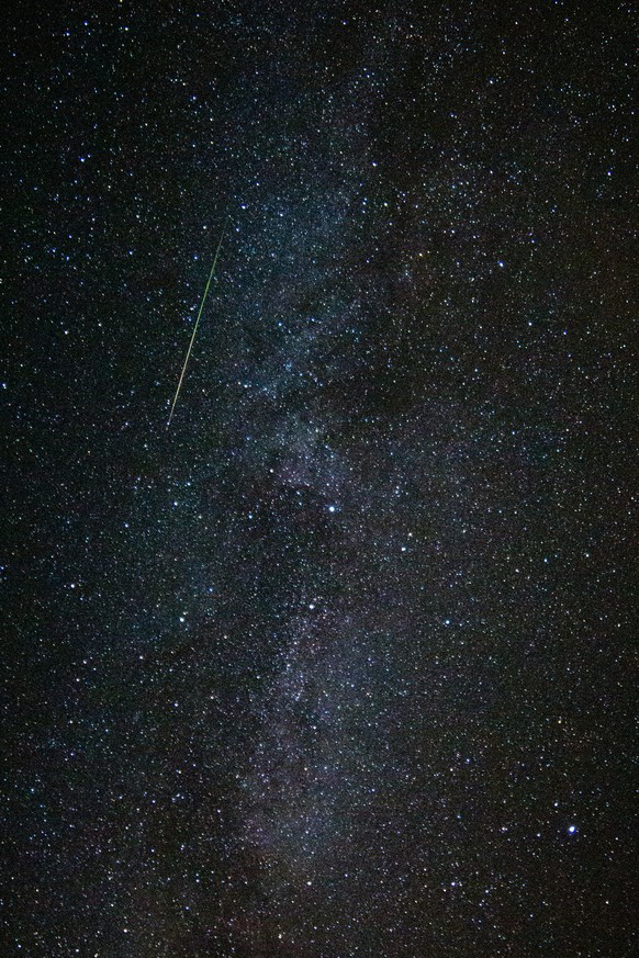 Die Perseiden, aufgenommen mit einer&nbsp;Canon EOS 650d auf Foto-Stativ
Sigma 2.8 / 14 mm Festbrennweite
f/2.8, 25 Sekunden, ISO 1600