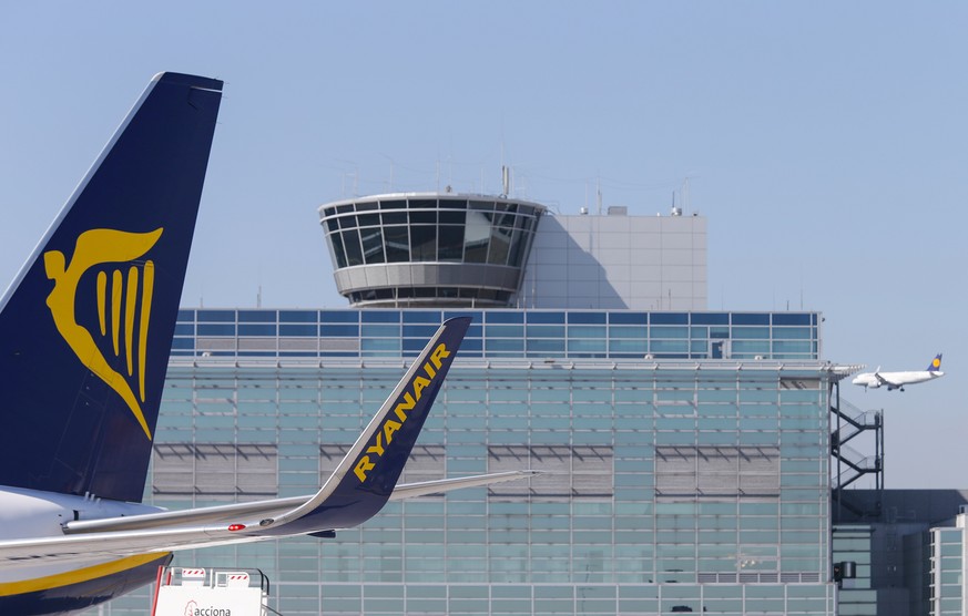 epa06146940 (FILE) - The winglet of a Ryanair plane near the control tower at Frankfurt airport in Frankfurt am Main, Germany, 28 March 2017. Reports on 16 August 2017 state the Irish low-cost airline ...