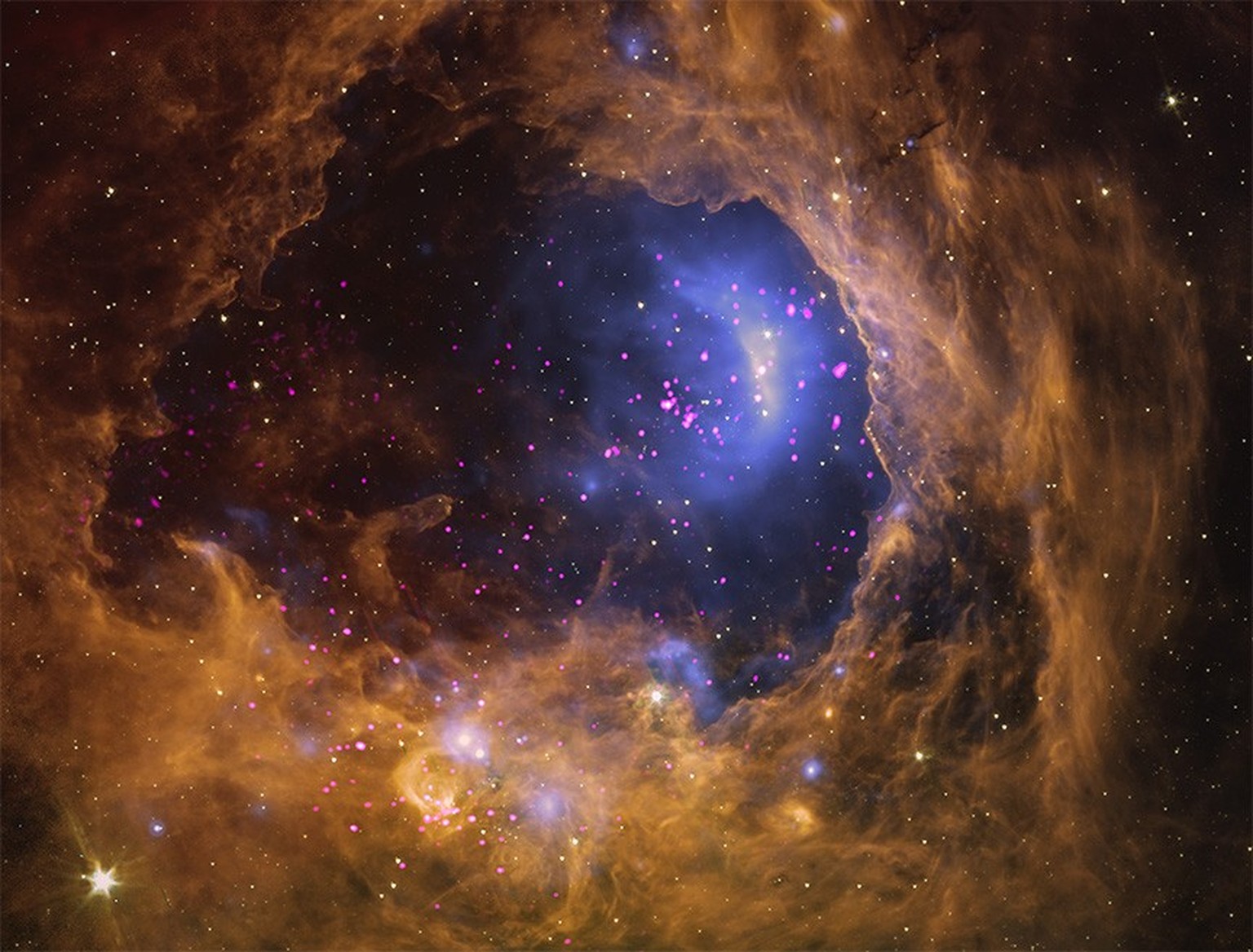 Nachrichten Linkding Astronomen gaben dieser Region der Sternentstehung den Spitznamen „Cosmic Cliffs“ (Kosmische Klippen), die sich in der Nähe des Carina-Nebels befindet. Röntgenstrahlen von jungen Sternen in zwei Stern ...