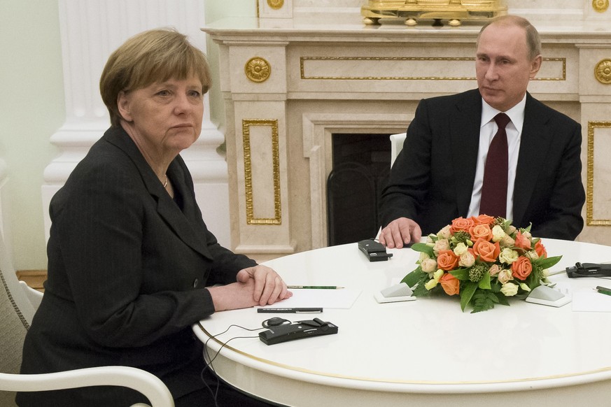 Angela Merkel und Vladimir Putin wollen von der OSZE über die Entwicklungen in der Ukraine täglich informiert werden.