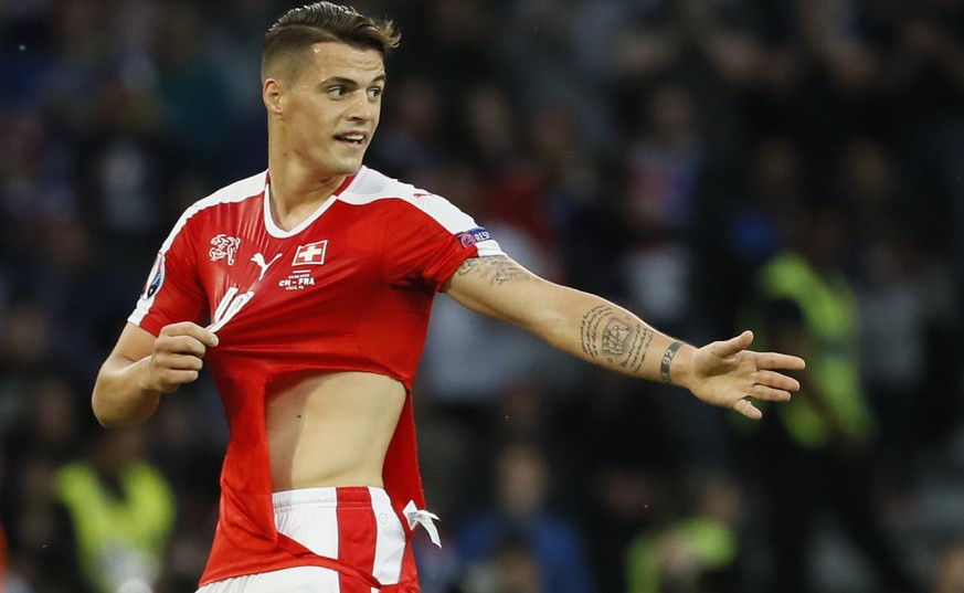 Granit Xhaka war nicht der einzige Schweizer Natispieler mit einem kaputten Shirt.