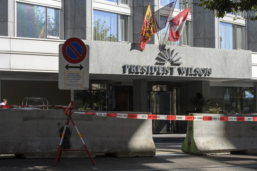 epa05530089 Concret blocks are positioned in front of the hotel &#039;President Wilson&#039; in Geneva, Switzerland, 08 September 2016, on the day ahead of the meeting between Russian Foreign Minister ...