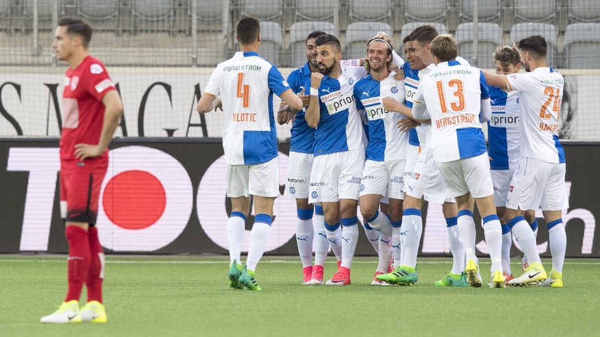 Das Team des Grasshopper Club Zuerich jubelt nach dem ersten Tor (1:0), von GCs Lucas Andersen, im Fussball Meisterschaftsspiel der Super League zwischen dem FC Thun und dem Grasshopper Club Zuerich,  ...