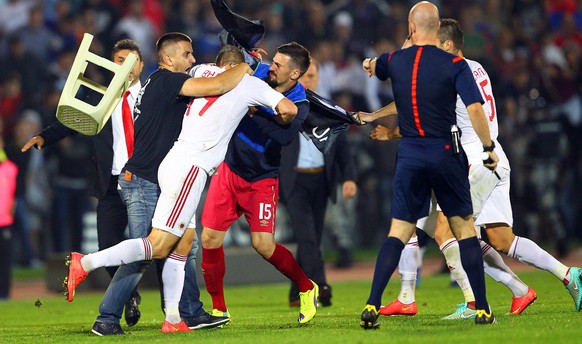 Prügeleien auf dem Rasen. Sogar mit Stühlen gehen die Parteien aufeinander los. Die Spieler, unter ihnen auch die Super-League-Legionäre Taulant Xhaka, Amir Abrashi, Ermir Lenjani und Burim Kukel ...