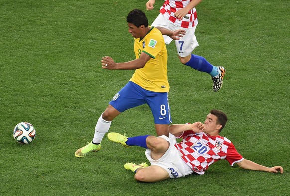 Kovacic attackiert Paulinho.