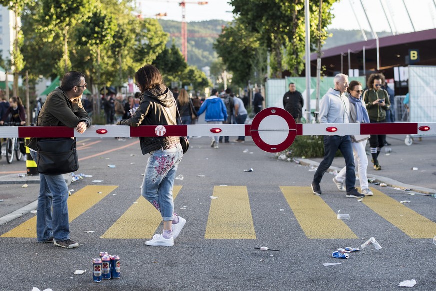 Konzertbesucher verweilen auf einer Sicherheitsabschrankung vor dem Letzigrund, anlaesslich des Rock Konzert Guns&#039;n&#039;Roses, aufgenommen am Mittwoch 7. Juni 2017 in Zuerich. (KEYSTONE/Ennio Le ...