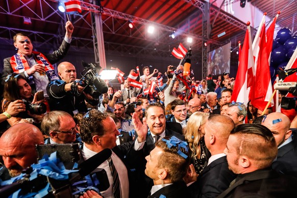 epa06268154 The leader of the right-wing Austrian Freedom Party (FPOe) Heinz-Christian Strache (C) arrives for the FPOe&#039;s election party after the Austrian Federal Elections, in Vienna, Austria,  ...