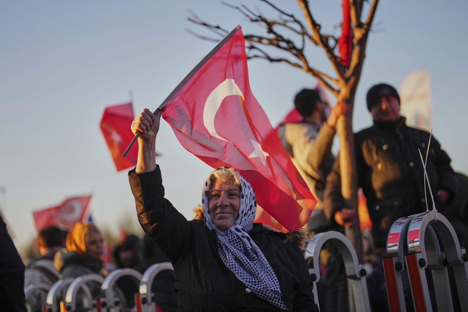 Nachrichten Linkding People gather outside the City Hall to protest the arrest of Istanbul Mayor Ekrem Imamoglu in Istanbul, Turkey, Wednesday, March 19, 2025. (AP Photo/Francisco Seco)
Turkey Politics