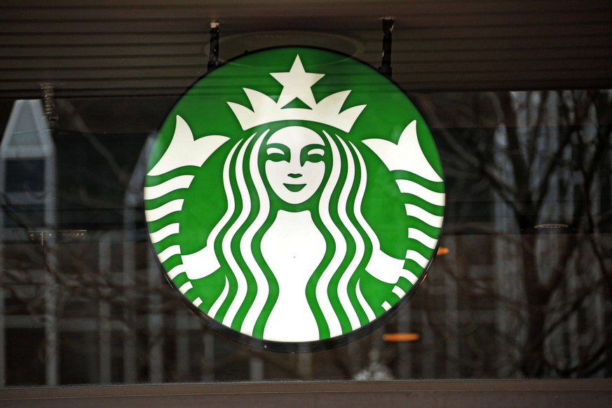 Nachrichten Linkding FILE - A Starbucks logo sign in the window of one of the chain's cafes in Pittsburgh, Jan. 12, 2017. (AP Photo/Gene J. Puskar, File)