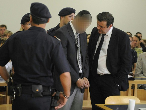 Der Angeklagte Renato S. bespricht sich vor Prozessbeginn mit seinem Anwalt.&nbsp;