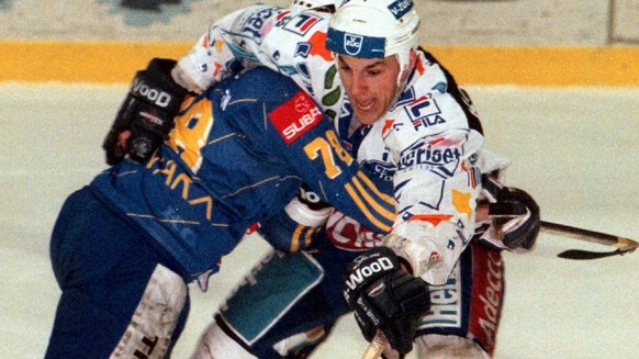 Jan von Arx vom HC Davos,links,stuerzt sich auf Wes Walz vom EV Zug beim Playoff Finalspiel am Donnerstag 9.4.1998 in der Zuger Hertie Eishalle. (KEYSTONE/Dani Tischler)