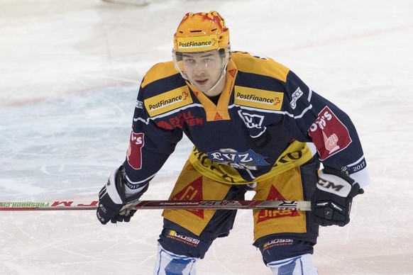 Lino Martschini, von Zug, in Aktion beim Eishockey Meisterschaftsspiel der NLA Qualifikation zwischen dem EV Zug und dem HC Lausanne in Zug am Dienstag, 24. Januar 2016. (PPR/Urs Flueeler)