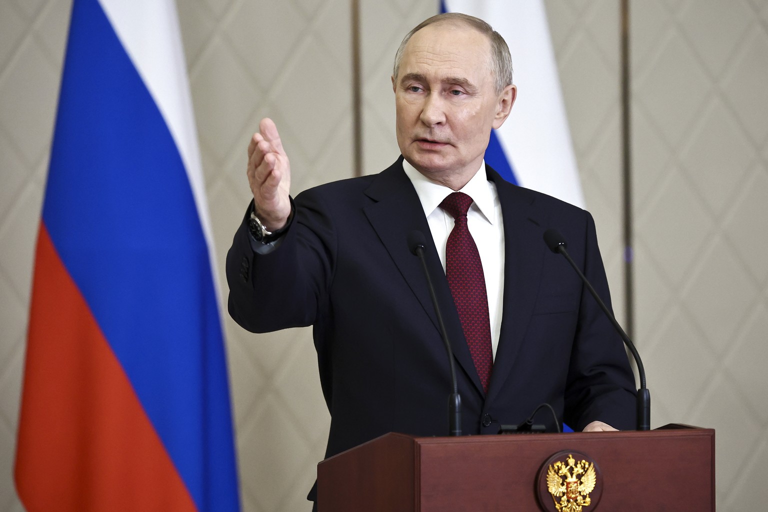 Nachrichten Linkding Russian President Vladimir Putin gestures while speaking to the media after the summit of the Collective Security Treaty Organisation in Astana, Kazakhstan, Thursday, Nov. 28, 2024. (Mikhail Tereshche ...