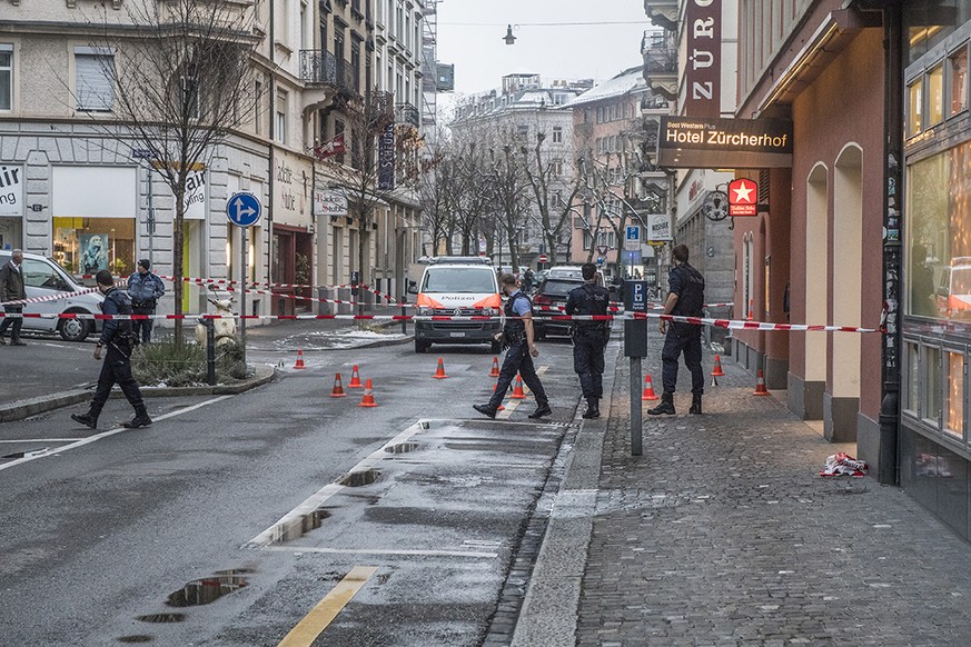 Toter vor Hotel gefunden (Bild: News Pictures) 3. Januar 2017