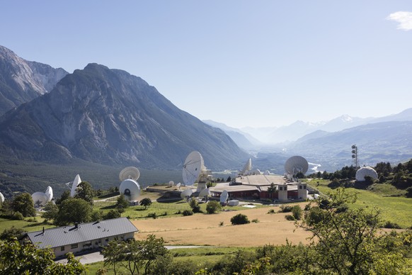 ZUR SATELLITENANLAGE AUF DEM PLATEAU VON BRETJONG OBERHALB VON LEUK, STELLEN WIR IHNEN HEUTE, DONNERSTAG, 11. AUGUST 2016, FOLGENDES BILDMATERIAL ZUR VERFUEGUNG --- Parabolic antennas of the Brentjong ...