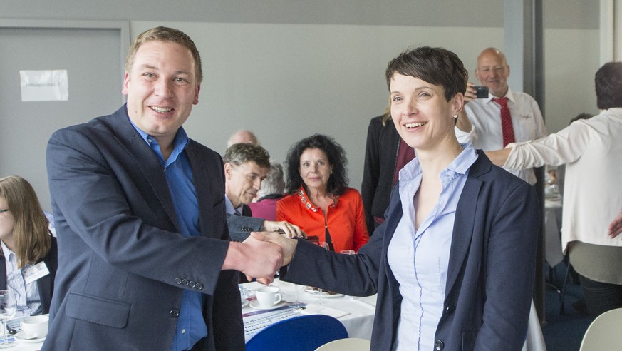 Die Vorsitzende der Partei Alternative für Deutschland AfD Frauke Petry wird vom AUNS Präsidenten Lukas Reimann empfangen .