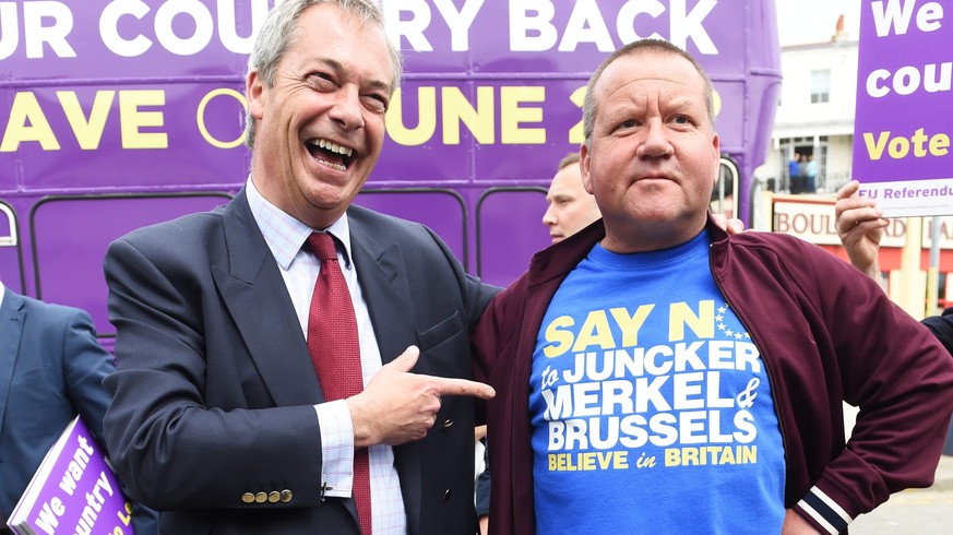 Haben Grund zum Lachen: Der Populistenführer Nigel Farage und ein EU-Gegner.