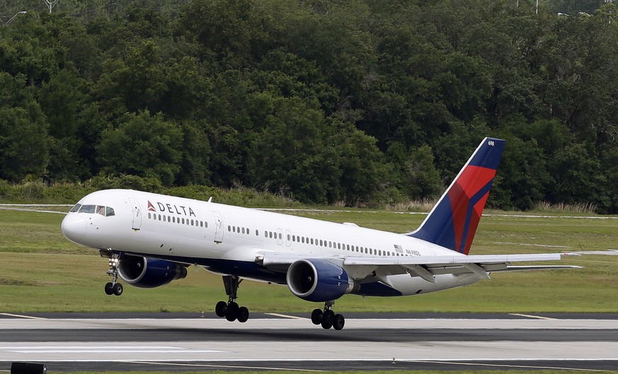 FILE - In this Thursday, May 15, 2014, file photo, a Delta Air Lines Boeing 757-232 lands at the Tampa International Airport in Tampa, Fla. Delta Air Lines Inc., on Tuesday, Jan. 20, 2015, reported a  ...
