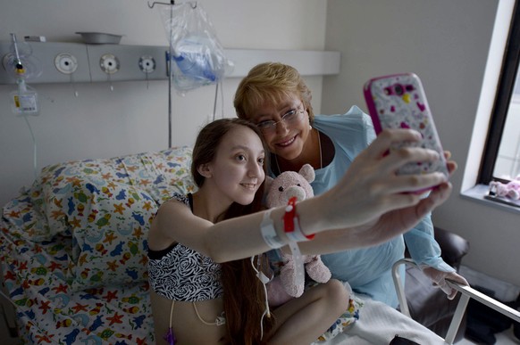 Das Selfie am Krankenbett: Die 14-jährige Valentina Maureira und Chiles Präsidentin Michelle Bachelet