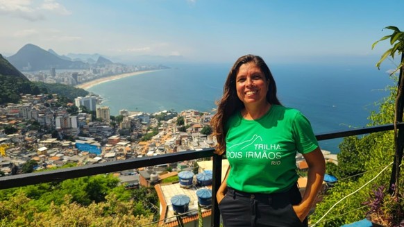 A Rio de Janeiro, la guide Ana Lima accompagne les touristes dans la favela de Vidigal.