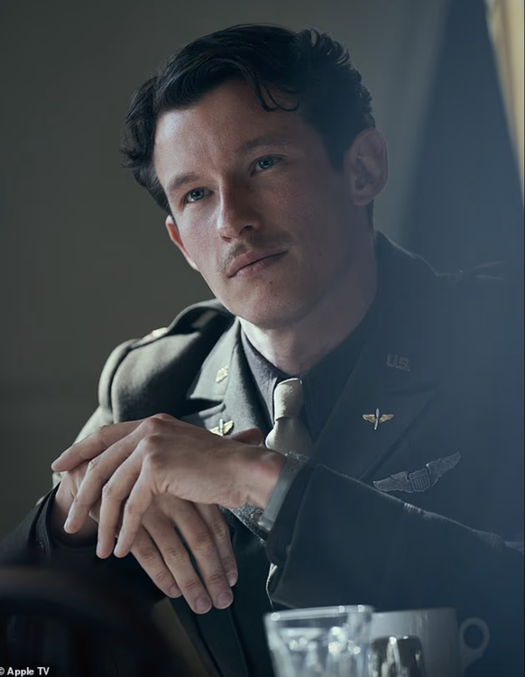 Turner dans le rôle du major John «Bucky» Egan dans la série Apple TV Masters of the Air