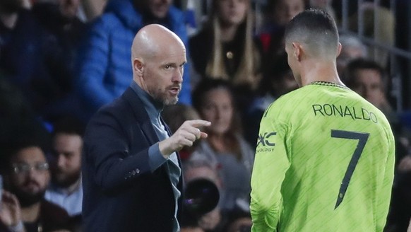 epa10284235 Manchester United&#039;s head coach Erik ten Hag (L) gives instructions to striker Cristiano Ronaldo (R) during the UEFA Europa League soccer E soccer match between Real Sociedad and Manch ...