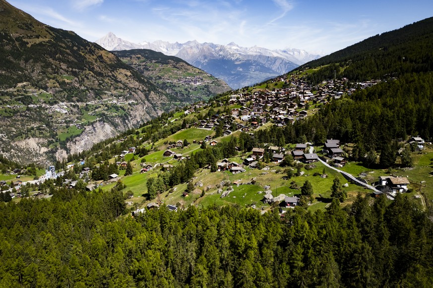 Une vue aerienne du village de Graechen lors d'une visite de presse concernant l'etude des risques naturels en montagne le jeudi 3 septembre 2026 a Graechen dans le Haut-Valais. L'UNIGE ...