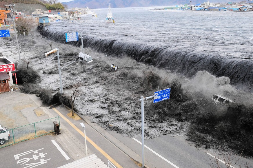 A wave approaches Miyako City from the Heigawa estuary in Iwate Prefecture after the magnitude 8.9 earthquake struck the area March 11, 2011. Picture taken March 11, 2011. REUTERS/Mainichi Shimbun(JAP ...