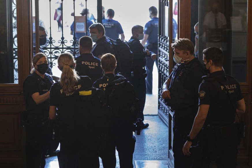 Polizistinnen und Polizisten von Fedpol sichern den Eingangsbereich des Bundeshauses vor Beginn an der Herbstsession der Eidgenoessischen Raete, am Montag, 13. September 2021 in Bern. (KEYSTONE/Alessa ...