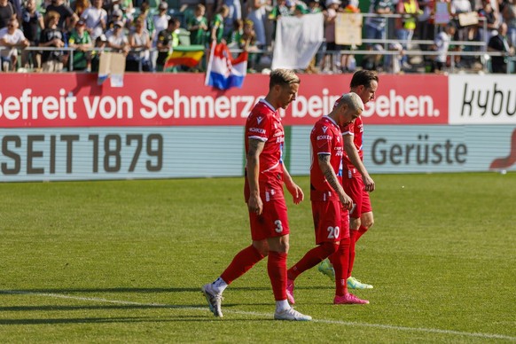 FC Sion Verteidiger Reto Ziegler, Mittelfeldspieler Musa Araz und Mittelfeldspieler Luca Zuffi laufen enttaeuscht in die Garderobe nach der 4-0 Pleite im Fussball Meisterschaftsspiel der Super League  ...